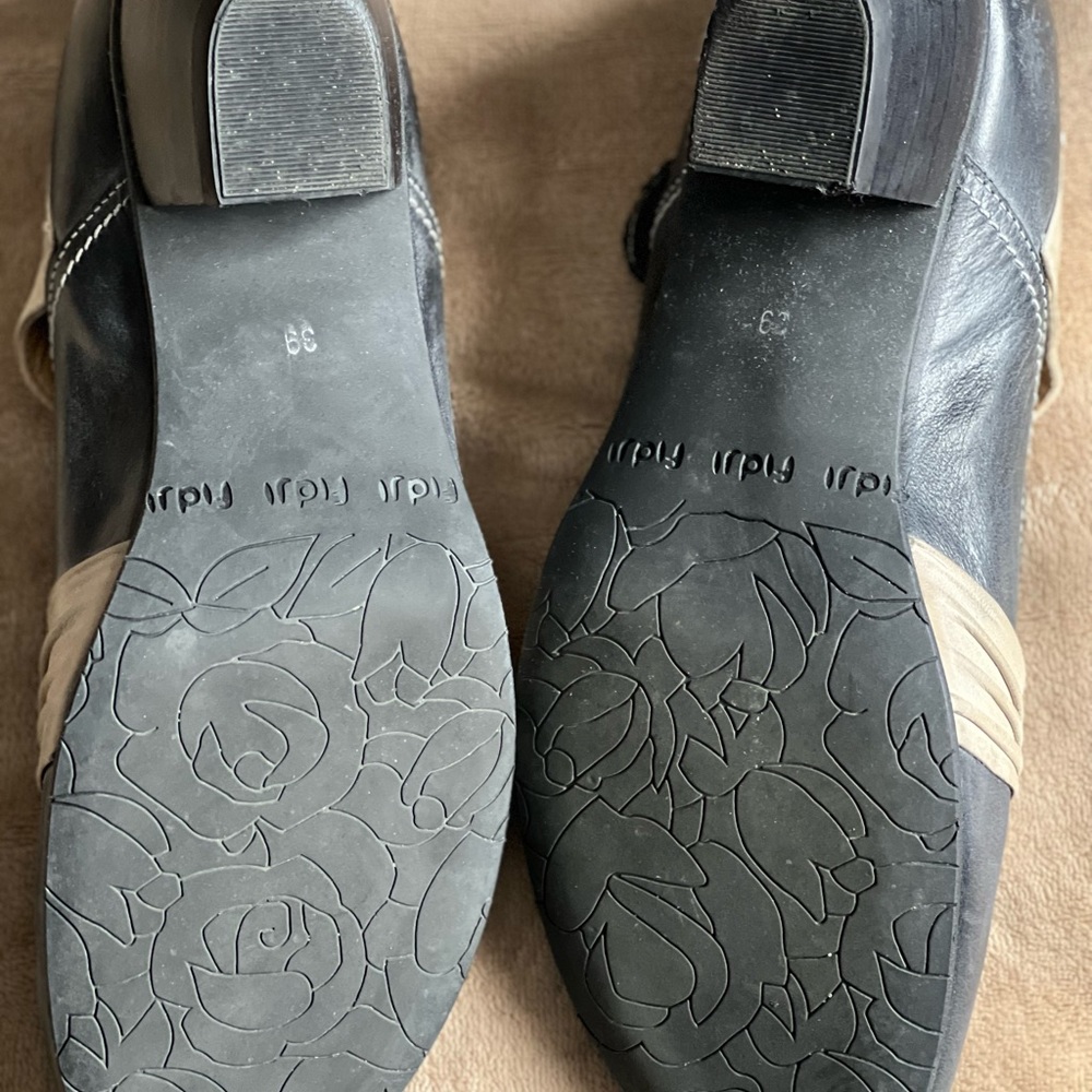 Fidji MaryJane leather block heel shoes. Woman’s 39EU/Approx9US